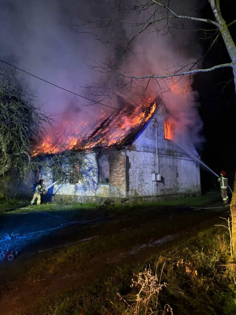 Kilkudziesięciu strażaków próbowało ratowować, co się da. - Dom jak pochodnia. Ogień zniszczył wszystko