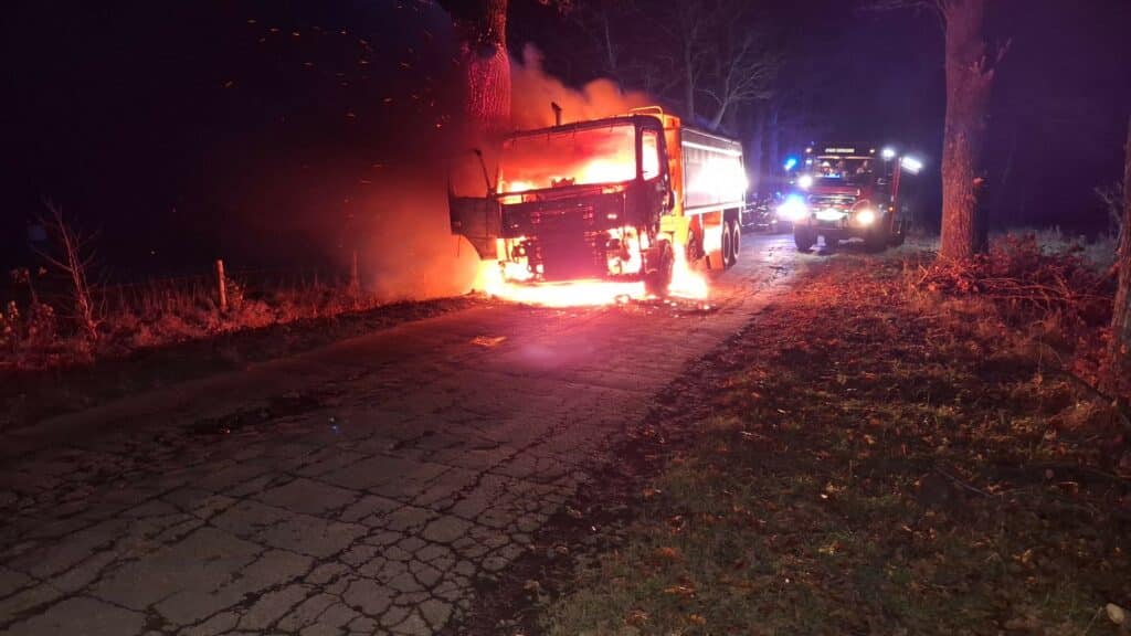służby ratunkowe z Braniewa otrzymały zgłoszenie o pożarze samochodu ciężarowego. - Ciężarówka stanęła w ogniu