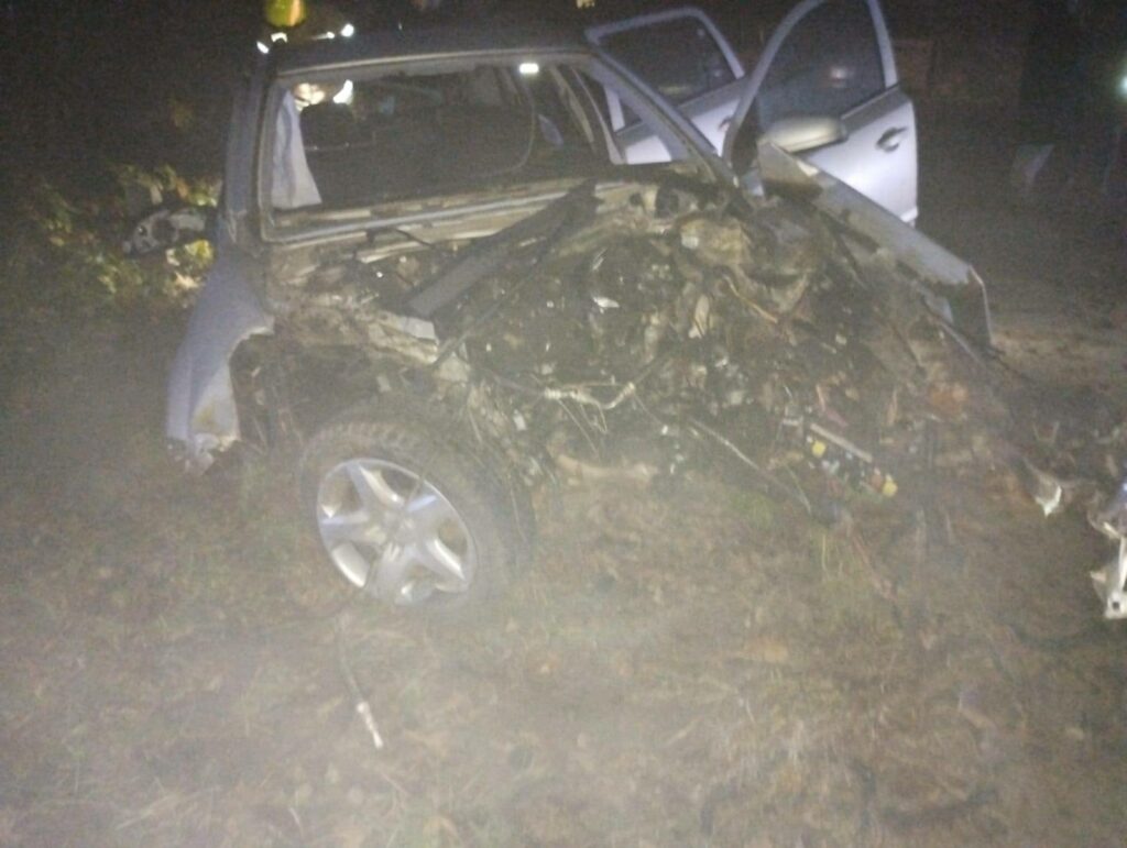 Auto z dużą siłą uderzyło w przydrożne drzewo. - Tragiczny wypadek. Nie żyje kierowca opla