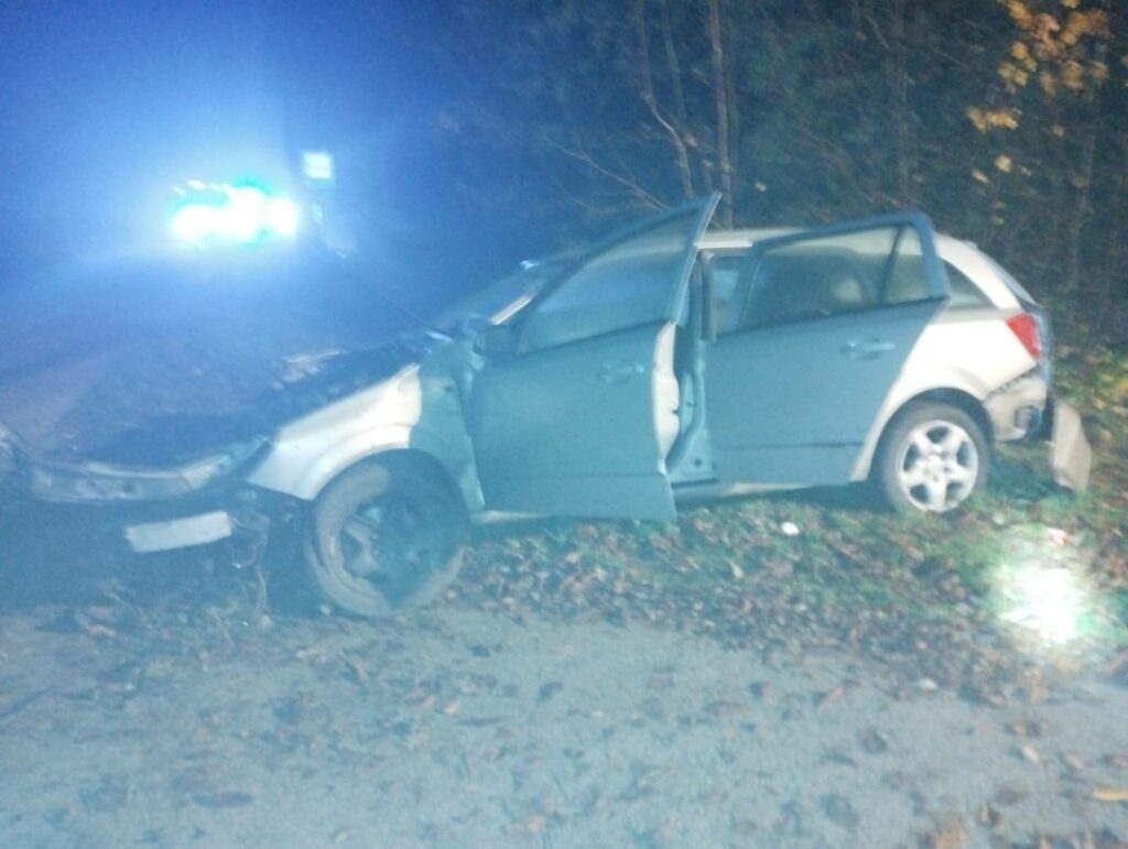 Auto z dużą siłą uderzyło w przydrożne drzewo. - Tragiczny wypadek. Nie żyje kierowca opla