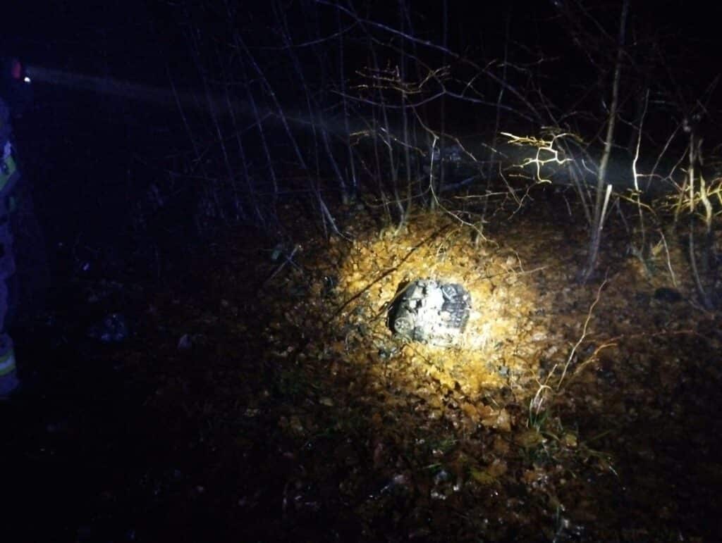 Auto z dużą siłą uderzyło w przydrożne drzewo. - Tragiczny wypadek. Nie żyje kierowca opla