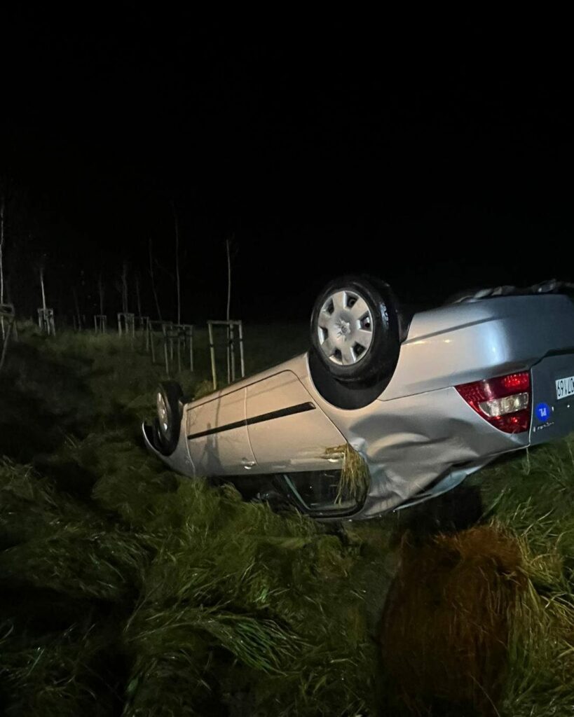 Kierowca stracił panowanie nad autem. - Auto wyleciało z drogi i stoczyło się po skarpie