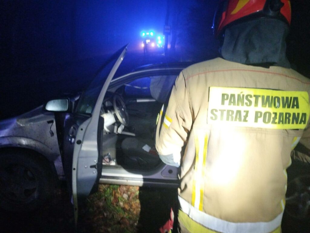 Auto z dużą siłą uderzyło w przydrożne drzewo. - Tragiczny wypadek. Nie żyje kierowca opla