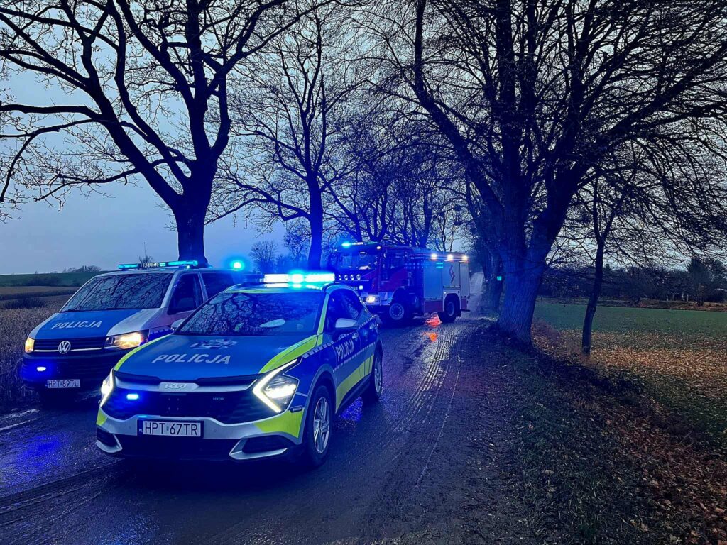 Droga zablokowana po wypadku! - Tragiczny poranek na drogach regionu. BMW, którym podróżowało 5 osób uderzyło w drzewo