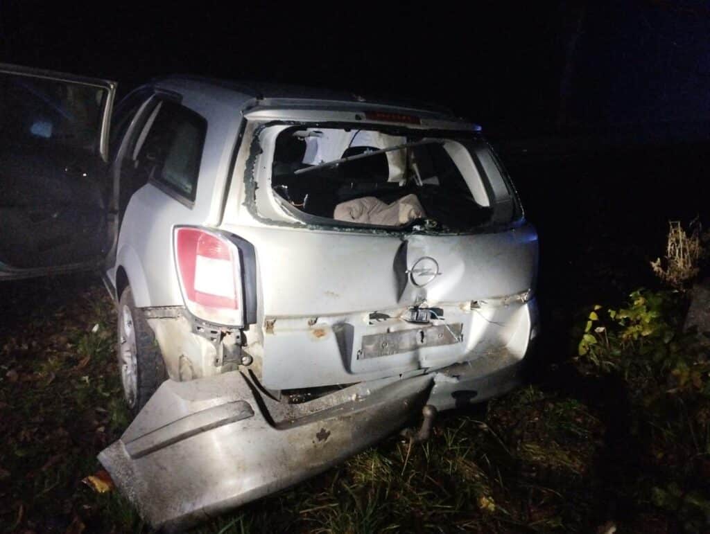 Auto z dużą siłą uderzyło w przydrożne drzewo. - Tragiczny wypadek. Nie żyje kierowca opla
