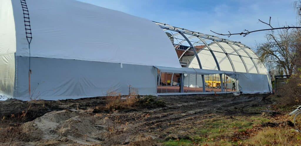 To hala jak szwajcarski scyzoryk. Sport, strzelnica i tymczasowy szpital w jednym. - Pod Olsztynem powstaje hala sportowa za 3,7 mln zł. Konstrukcja rośnie w oczach