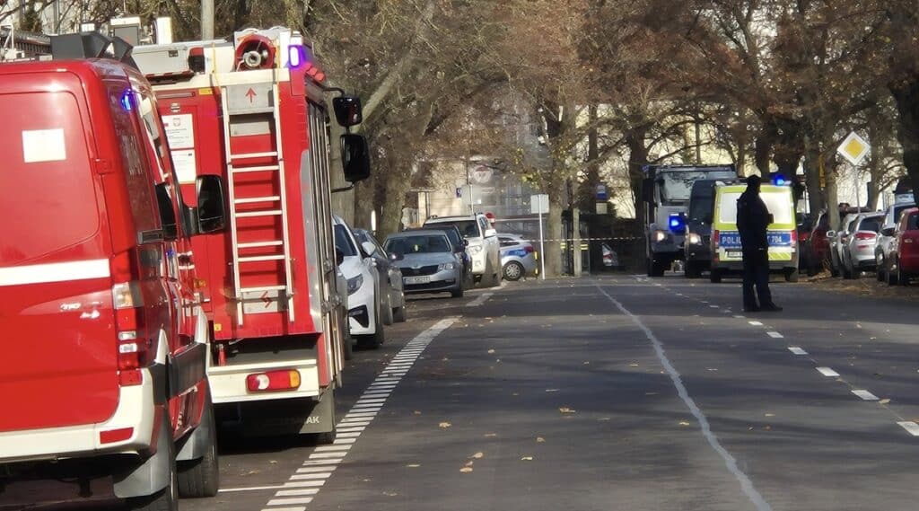 Do służb dociera informacja o podejrzanym pakunku i nieznanym mężczyźnie, który miał go zostawić w budynku Warmińsko-Mazurskiego Urzędu Wojewódzkiego. - Alarm w centrum Olsztyna. Podejrzany pakunek w urzędzie wywołał natychmiastową reakcję służb
