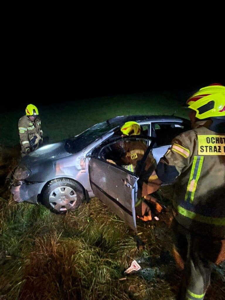 Kierowca stracił panowanie nad autem. - Auto wyleciało z drogi i stoczyło się po skarpie