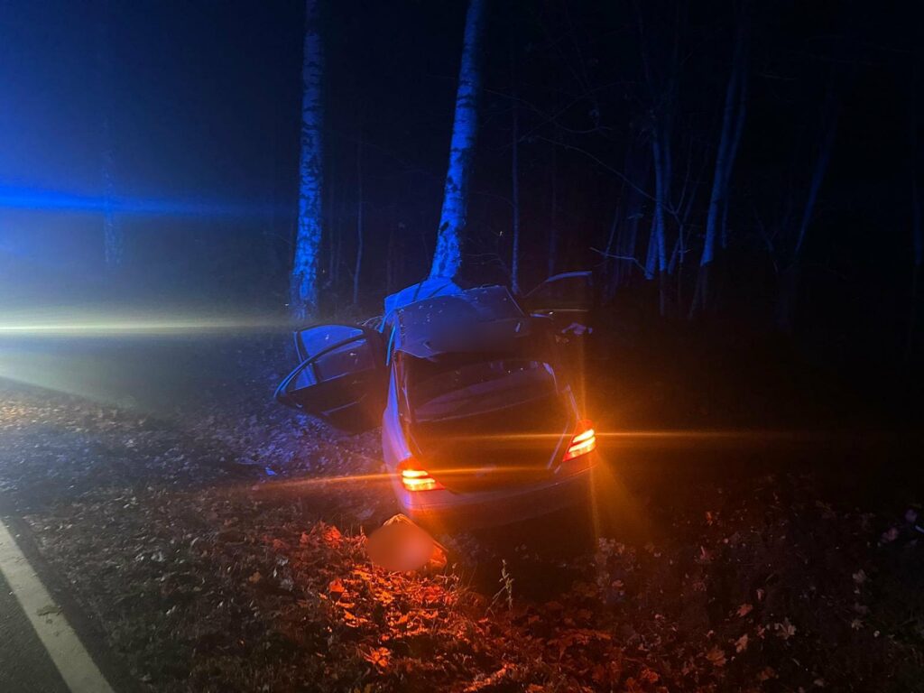 Jesienna aura zbiera żniwo! - Mercedes roztrzaskany na drzewie, dwie osoby w szpitalu