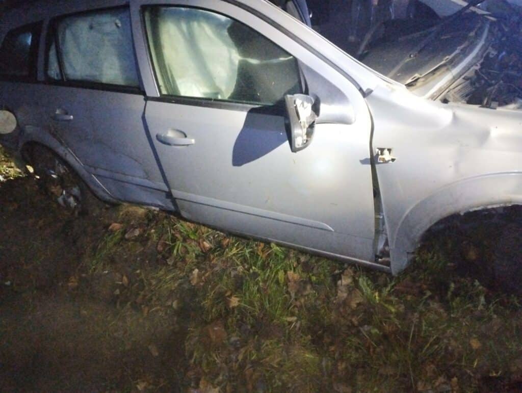 Auto z dużą siłą uderzyło w przydrożne drzewo. - Tragiczny wypadek. Nie żyje kierowca opla