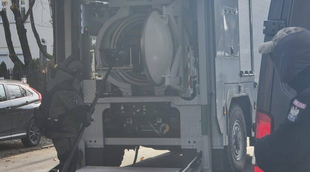 Do służb dociera informacja o podejrzanym pakunku i nieznanym mężczyźnie, który miał go zostawić w budynku Warmińsko-Mazurskiego Urzędu Wojewódzkiego. - Alarm w centrum Olsztyna. Podejrzany pakunek w urzędzie wywołał natychmiastową reakcję służb