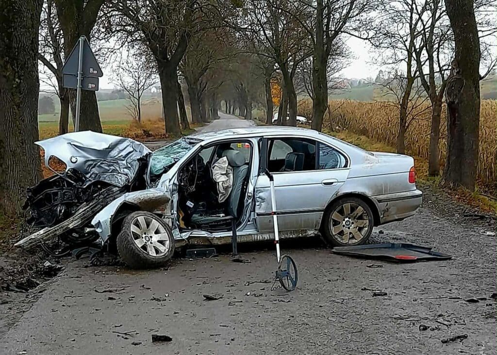 Droga zablokowana po wypadku! - Tragiczny poranek na drogach regionu. BMW, którym podróżowało 5 osób uderzyło w drzewo