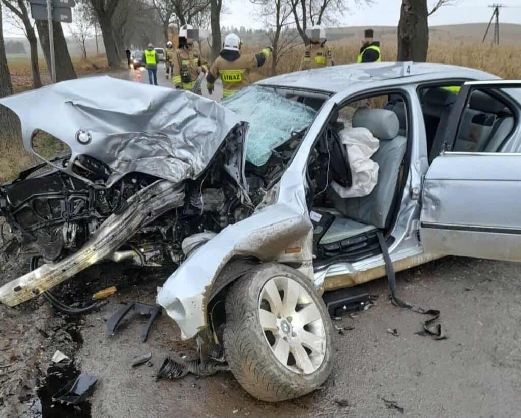 Droga zablokowana po wypadku! - Tragiczny poranek na drogach regionu. BMW, którym podróżowało 5 osób uderzyło w drzewo