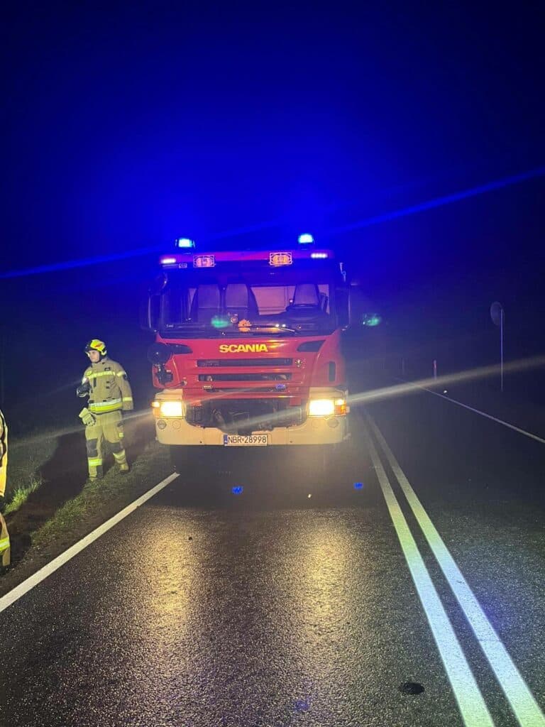 Kierowca stracił panowanie nad autem. - Auto wyleciało z drogi i stoczyło się po skarpie
