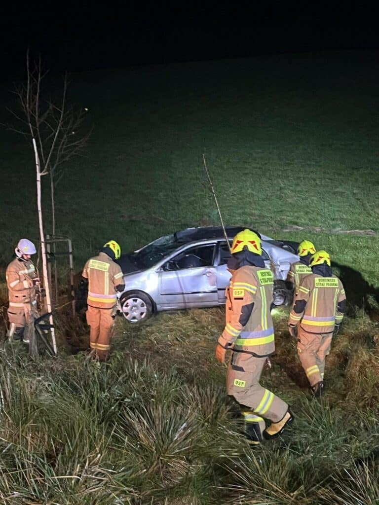 Kierowca stracił panowanie nad autem. - Auto wyleciało z drogi i stoczyło się po skarpie