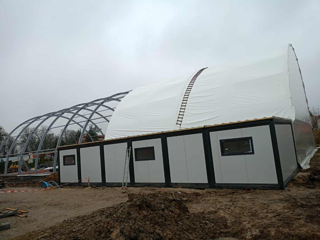 To hala jak szwajcarski scyzoryk. Sport, strzelnica i tymczasowy szpital w jednym. - Pod Olsztynem powstaje hala sportowa za 3,7 mln zł. Konstrukcja rośnie w oczach