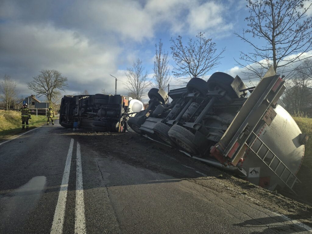 Na drodze krajowej nr 16 przewróciła się cysterna przewożąca olej napędowy. - DK16 całkowicie zablokowana. Przewróciła się 32-tonowa cysterna