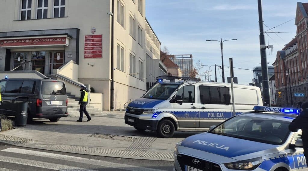Do służb dociera informacja o podejrzanym pakunku i nieznanym mężczyźnie, który miał go zostawić w budynku Warmińsko-Mazurskiego Urzędu Wojewódzkiego. - Alarm w centrum Olsztyna. Podejrzany pakunek w urzędzie wywołał natychmiastową reakcję służb