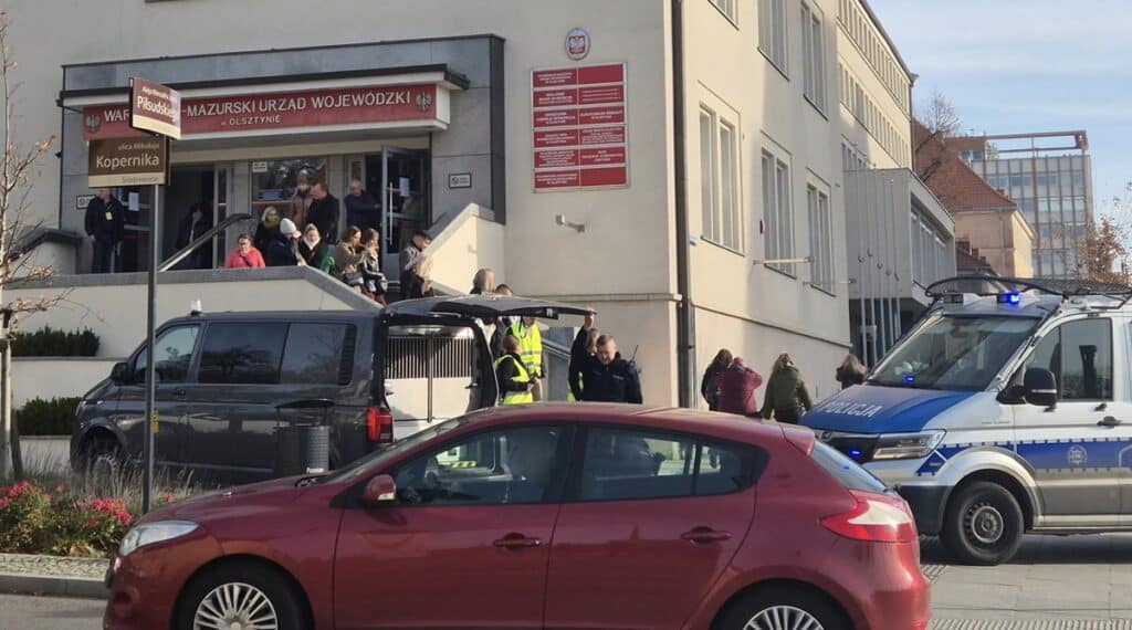 Do służb dociera informacja o podejrzanym pakunku i nieznanym mężczyźnie, który miał go zostawić w budynku Warmińsko-Mazurskiego Urzędu Wojewódzkiego. - Alarm w centrum Olsztyna. Podejrzany pakunek w urzędzie wywołał natychmiastową reakcję służb