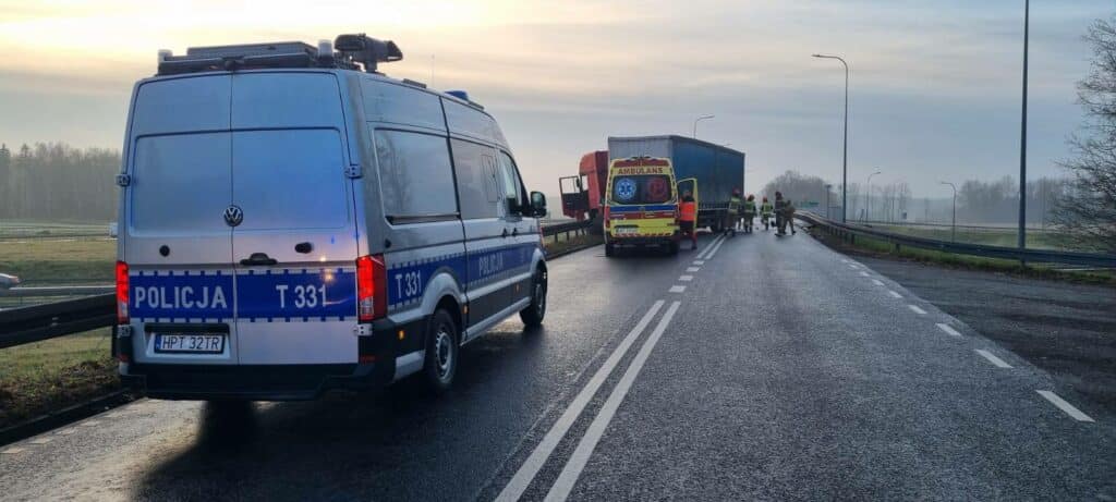 Naczepa ciężarówki zablokowała jezdnię. - Ciężarówka uderzyła w barierki. Ruch odbywa się wahadłowo