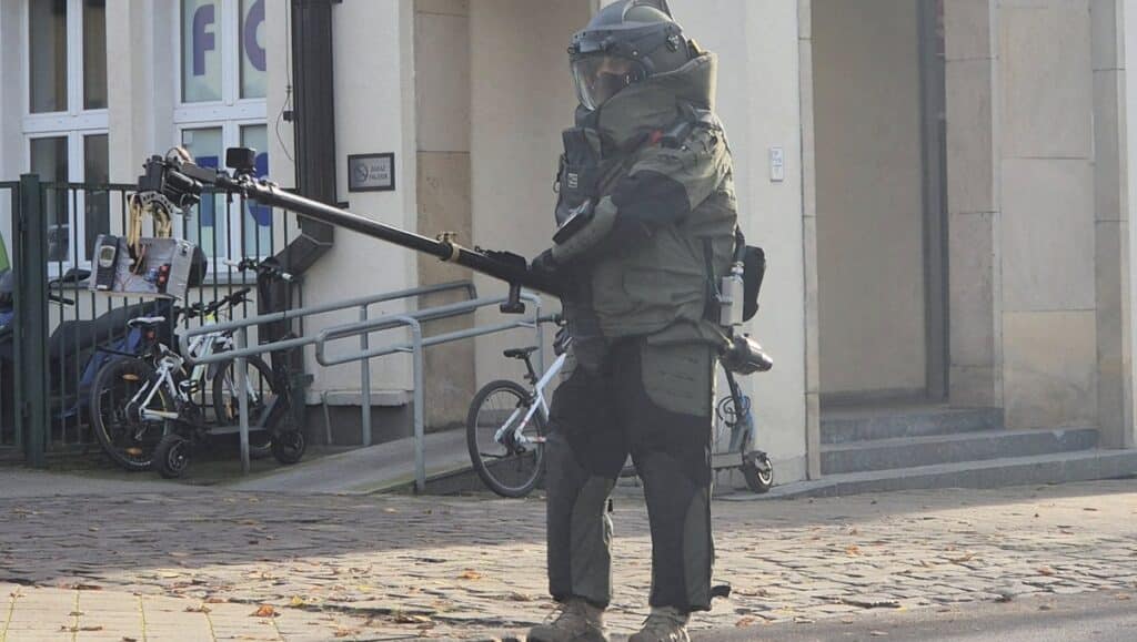 Do służb dociera informacja o podejrzanym pakunku i nieznanym mężczyźnie, który miał go zostawić w budynku Warmińsko-Mazurskiego Urzędu Wojewódzkiego. - Alarm w centrum Olsztyna. Podejrzany pakunek w urzędzie wywołał natychmiastową reakcję służb