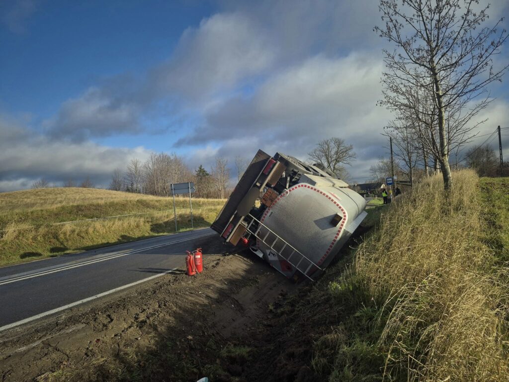 Na drodze krajowej nr 16 przewróciła się cysterna przewożąca olej napędowy. - DK16 całkowicie zablokowana. Przewróciła się 32-tonowa cysterna