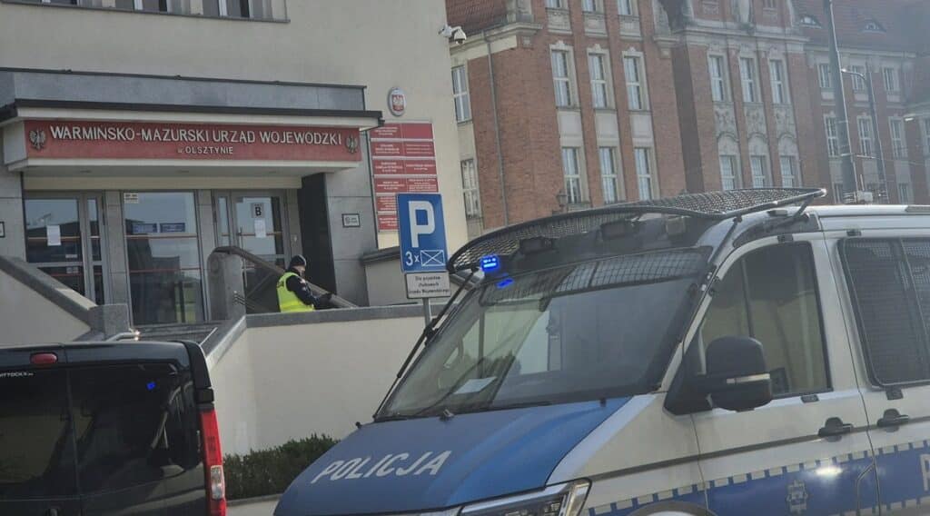 Do służb dociera informacja o podejrzanym pakunku i nieznanym mężczyźnie, który miał go zostawić w budynku Warmińsko-Mazurskiego Urzędu Wojewódzkiego. - Alarm w centrum Olsztyna. Podejrzany pakunek w urzędzie wywołał natychmiastową reakcję służb