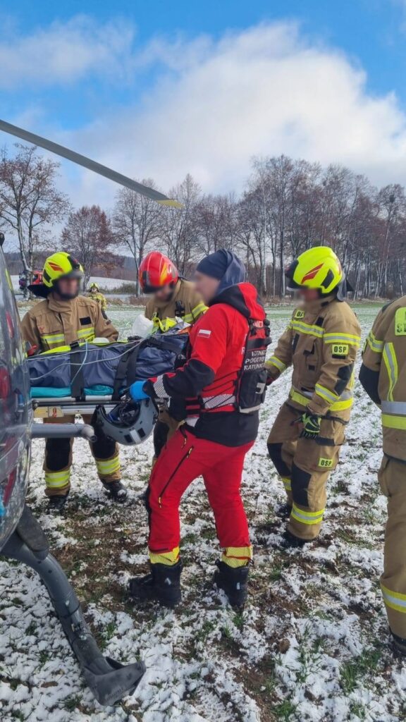 Zła wiadomość z drogi w województwie warmińsko-mazurskim. Zła wiadomość z drogi w województwie warmińsko-mazurskim. - Chevrolet rozbił się na drzewie. Pilnie zadysponowano śmigłowiec LPR