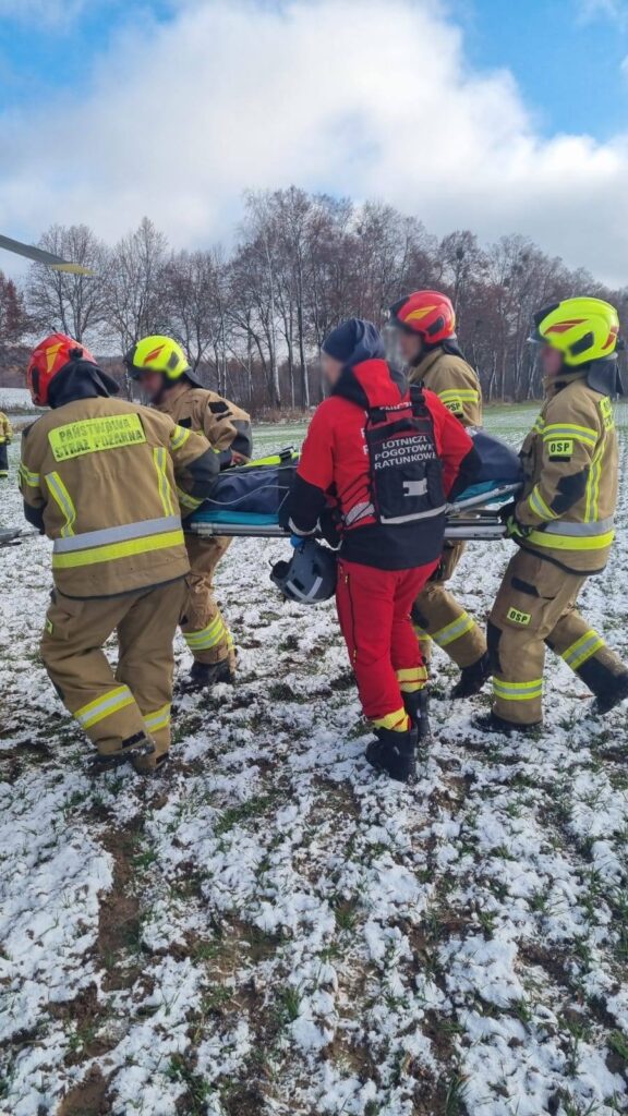 Zła wiadomość z drogi w województwie warmińsko-mazurskim. Zła wiadomość z drogi w województwie warmińsko-mazurskim. - Chevrolet rozbił się na drzewie. Pilnie zadysponowano śmigłowiec LPR