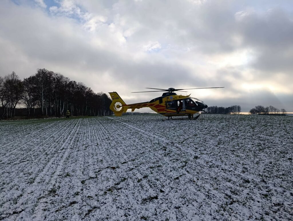 Zła wiadomość z drogi w województwie warmińsko-mazurskim. Zła wiadomość z drogi w województwie warmińsko-mazurskim. - Chevrolet rozbił się na drzewie. Pilnie zadysponowano śmigłowiec LPR