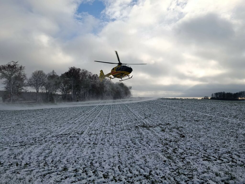Zła wiadomość z drogi w województwie warmińsko-mazurskim. Zła wiadomość z drogi w województwie warmińsko-mazurskim. - Chevrolet rozbił się na drzewie. Pilnie zadysponowano śmigłowiec LPR
