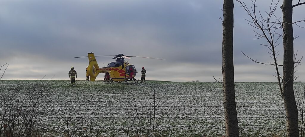 Zła wiadomość z drogi w województwie warmińsko-mazurskim. Zła wiadomość z drogi w województwie warmińsko-mazurskim. - Chevrolet rozbił się na drzewie. Pilnie zadysponowano śmigłowiec LPR