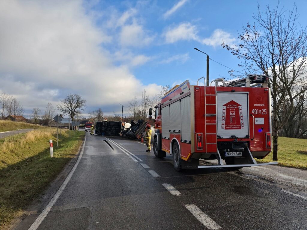 Na drodze krajowej nr 16 przewróciła się cysterna przewożąca olej napędowy. - DK16 całkowicie zablokowana. Przewróciła się 32-tonowa cysterna