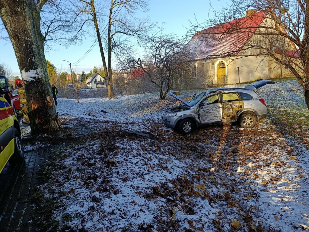 Zła wiadomość z drogi w województwie warmińsko-mazurskim. Zła wiadomość z drogi w województwie warmińsko-mazurskim. - Chevrolet rozbił się na drzewie. Pilnie zadysponowano śmigłowiec LPR