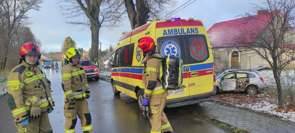 Zła wiadomość z drogi w województwie warmińsko-mazurskim. Zła wiadomość z drogi w województwie warmińsko-mazurskim. - Chevrolet rozbił się na drzewie. Pilnie zadysponowano śmigłowiec LPR