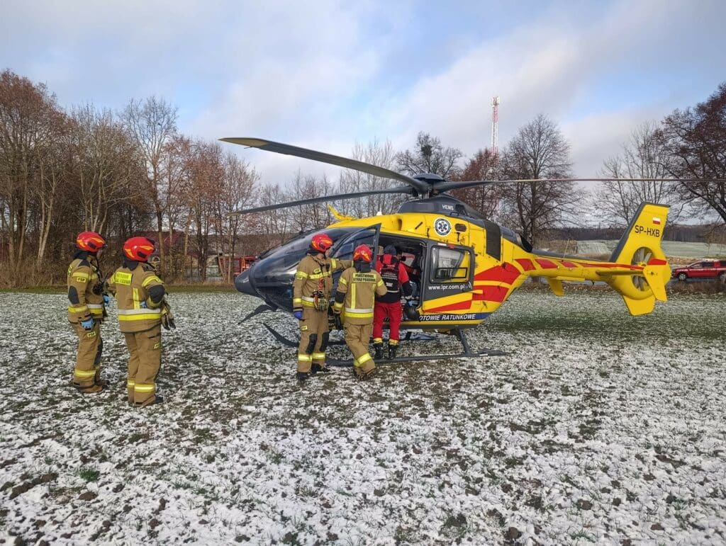 Zła wiadomość z drogi w województwie warmińsko-mazurskim. Zła wiadomość z drogi w województwie warmińsko-mazurskim. - Chevrolet rozbił się na drzewie. Pilnie zadysponowano śmigłowiec LPR
