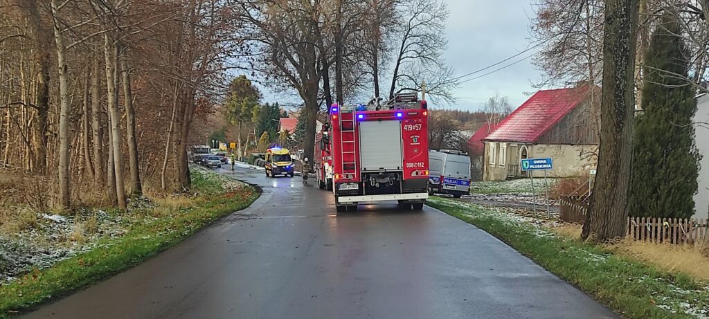 Zła wiadomość z drogi w województwie warmińsko-mazurskim. Zła wiadomość z drogi w województwie warmińsko-mazurskim. - Chevrolet rozbił się na drzewie. Pilnie zadysponowano śmigłowiec LPR