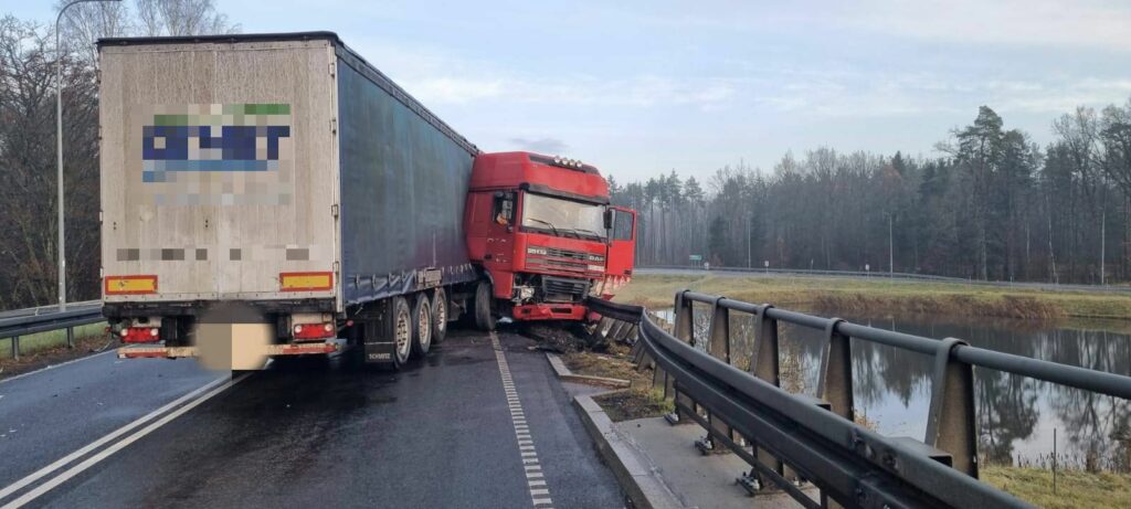 Naczepa ciężarówki zablokowała jezdnię. - Ciężarówka uderzyła w barierki. Ruch odbywa się wahadłowo