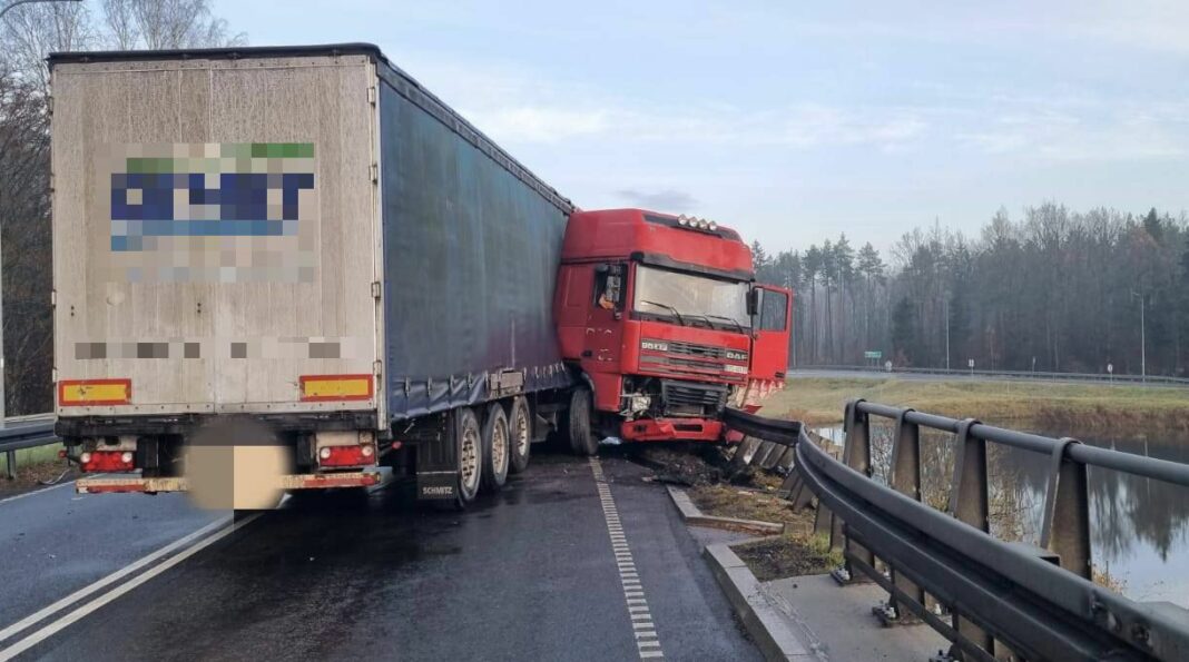 ciężarówka uderzyła w barierki