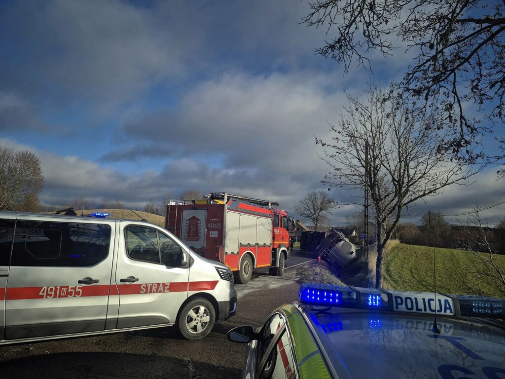 Na drodze krajowej nr 16 przewróciła się cysterna przewożąca olej napędowy. - DK16 całkowicie zablokowana. Przewróciła się 32-tonowa cysterna