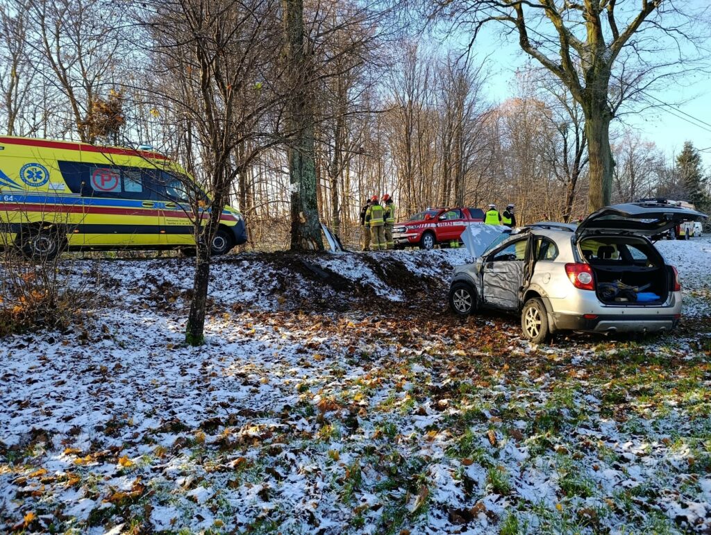 Zła wiadomość z drogi w województwie warmińsko-mazurskim. Zła wiadomość z drogi w województwie warmińsko-mazurskim. - Chevrolet rozbił się na drzewie. Pilnie zadysponowano śmigłowiec LPR
