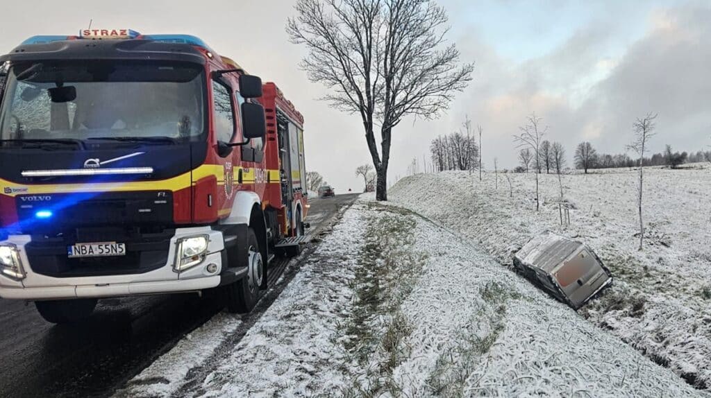 Poranne utrudnienia na drogach po pierwszym śniegu. - Droga zmieniła się w śliską pułapkę. Bus ląduje w rowie, dwie osoby trafiły do szpitala