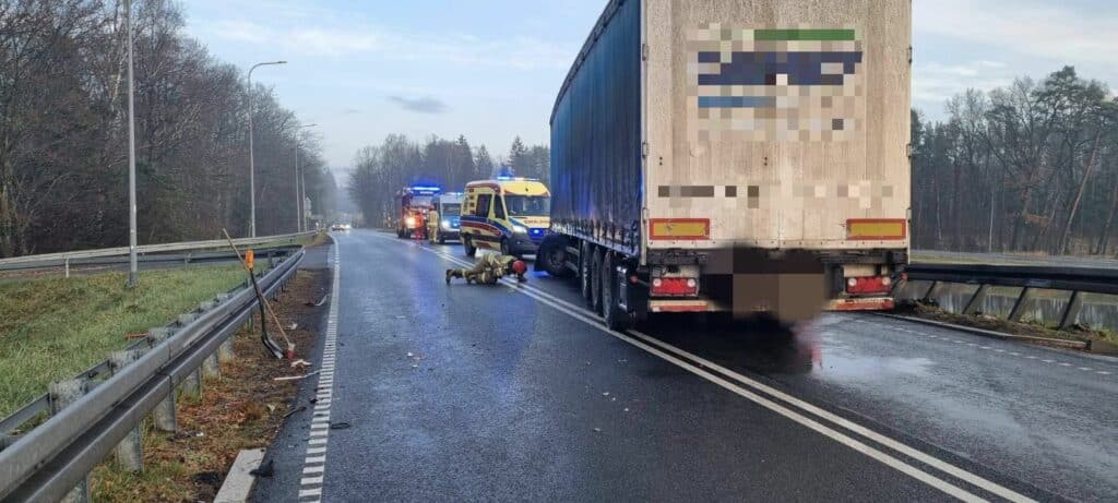 Naczepa ciężarówki zablokowała jezdnię. - Ciężarówka uderzyła w barierki. Ruch odbywa się wahadłowo