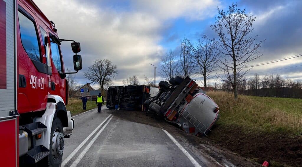 ciężarówka z paliwem w rowie