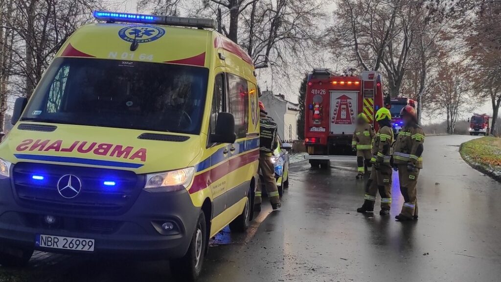Zła wiadomość z drogi w województwie warmińsko-mazurskim. Zła wiadomość z drogi w województwie warmińsko-mazurskim. - Chevrolet rozbił się na drzewie. Pilnie zadysponowano śmigłowiec LPR