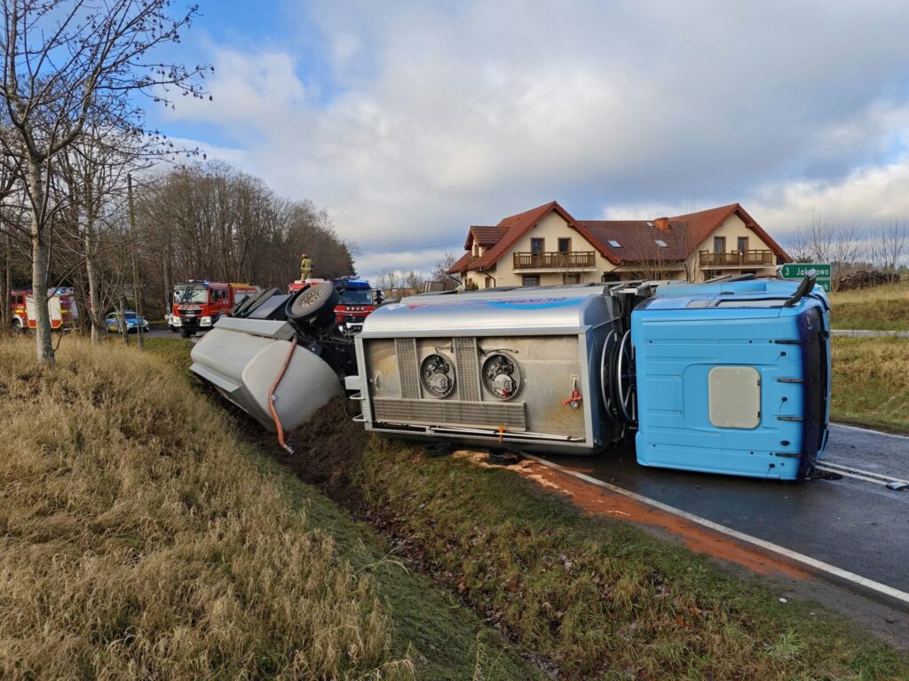 Na drodze krajowej nr 16 przewróciła się cysterna przewożąca olej napędowy. - DK16 całkowicie zablokowana. Przewróciła się 32-tonowa cysterna