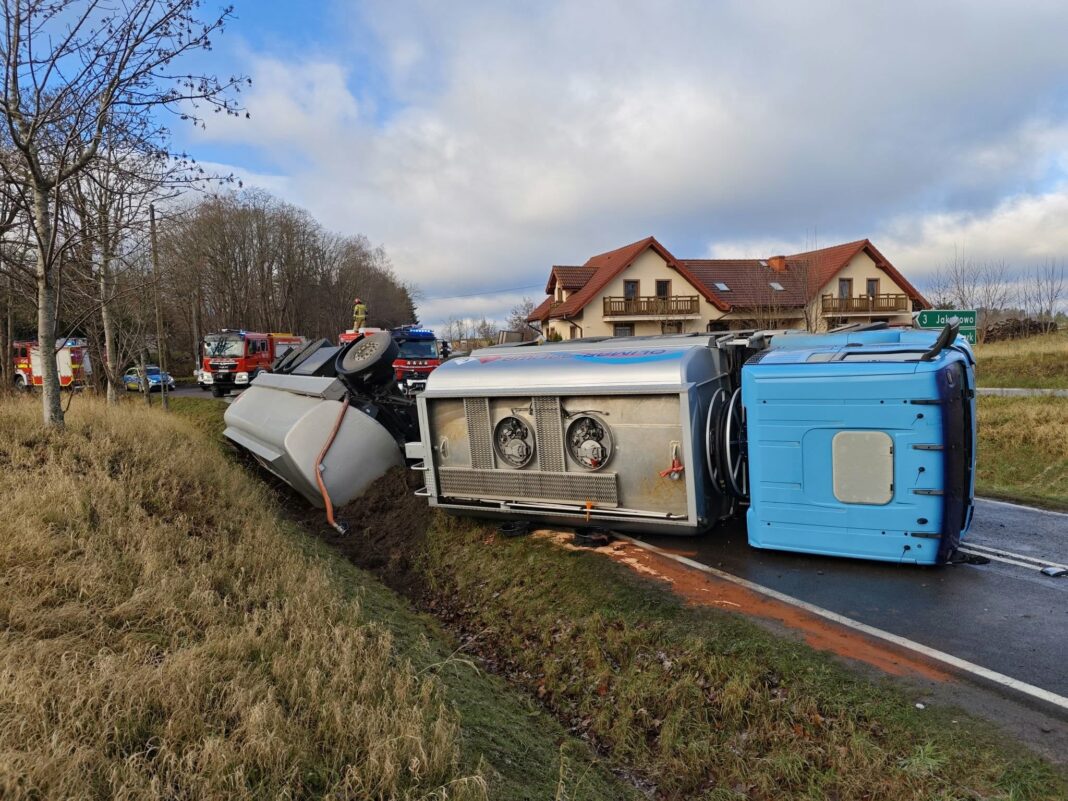 przewrocona cysterna na dk16