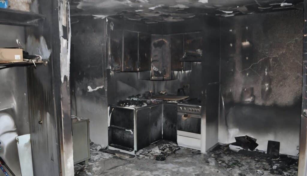 Policjanci jako pierwsi weszli do zadymionej klatki. - Pożar mieszkania w bloku - lokatorzy ewakuowani w środku nocy