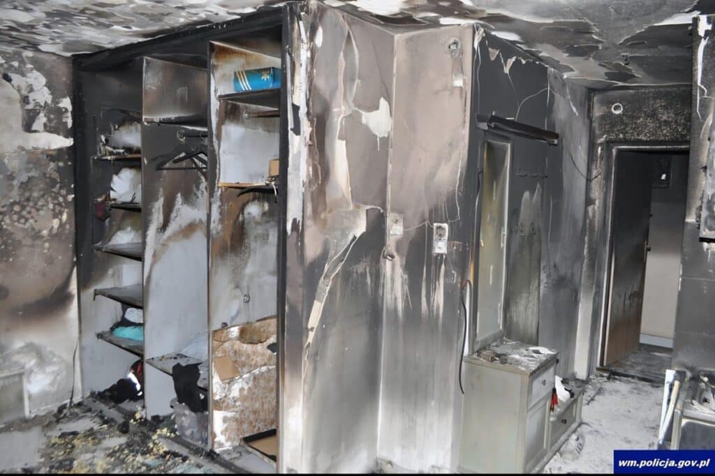 Policjanci jako pierwsi weszli do zadymionej klatki. - Pożar mieszkania w bloku - lokatorzy ewakuowani w środku nocy