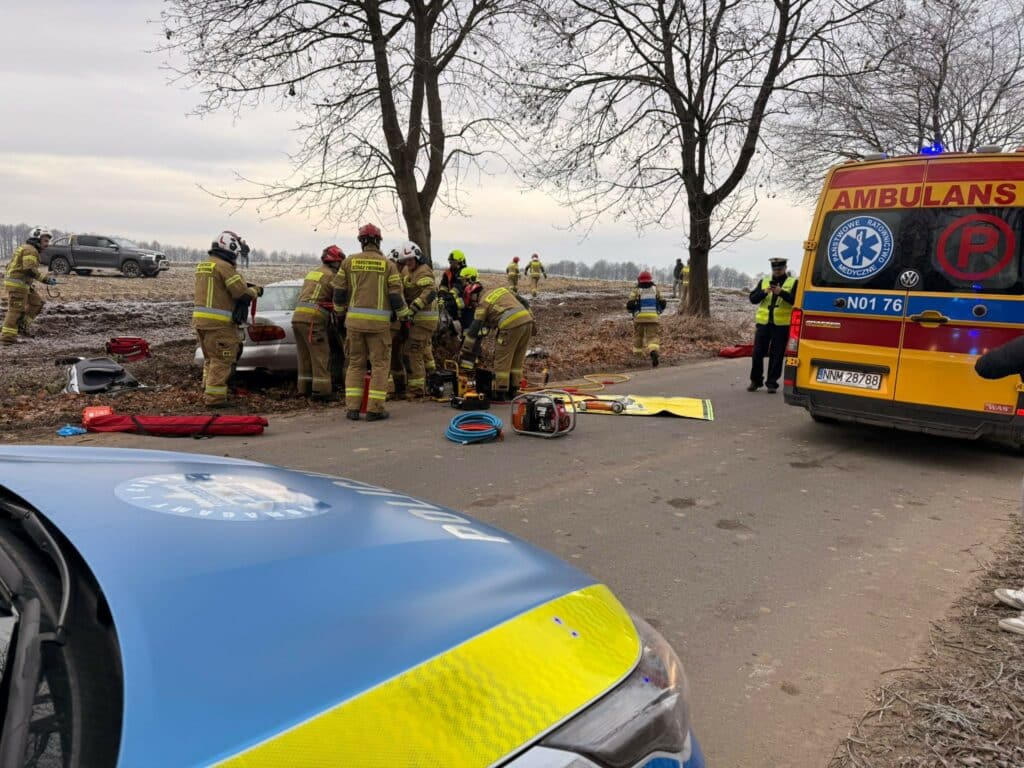 Samochód osobowy marki Mitsubishi uderzył tam w drzewo. - Groźny wypadek. Pięć osób w samochodzie, jedna trafiła do szpitala śmigłowcem